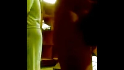 Cura s seks porno snimci prirodnim sisama pokazuje nam kako radi na kurac