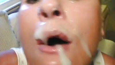 Seksi djevojka s lijepim ustima puše izbliza sex porno filmovi uz objektiv