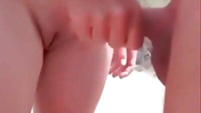 Seksi stvarčica s obrijanom porno filmovi grupni sex macom je gola u krevetu, grbava se