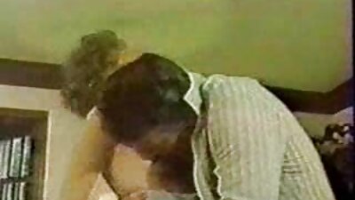 Nevina mlada djevojka pretvara se seks porno snimci u drolju koja puši pred kamerom